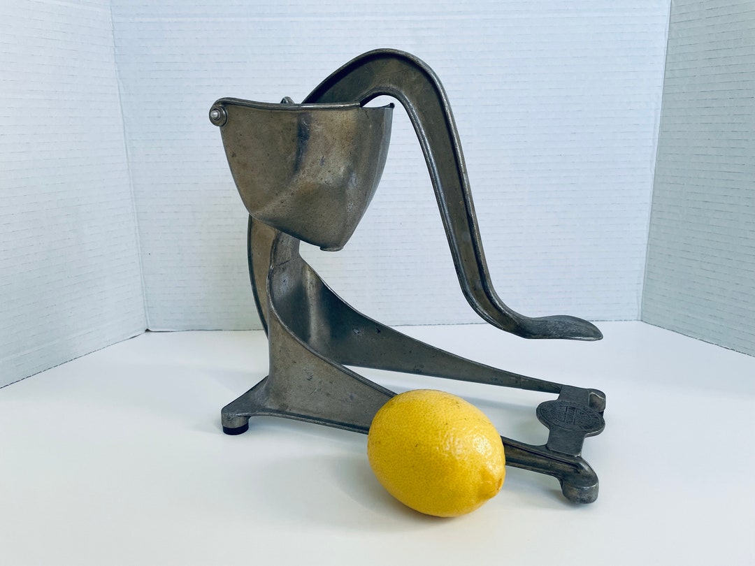 Vintage Wear Ever Aluminum Tabletop Citrus Juicer/strainer Retro 1940s