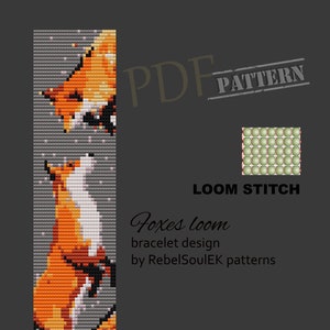 Puede incluir: Un patrón PDF para un brazalete tejido con telar que presenta dos zorros sobre un fondo nevado. El patrón se titula "Foxes loom bracelet design by RebelSoulEK patterns".