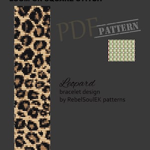 Puede incluir: Un patrón PDF para un brazalete de estampado de leopardo, hecho con telar o punto cuadrado. El patrón está diseñado por RebelSoulEK patterns.