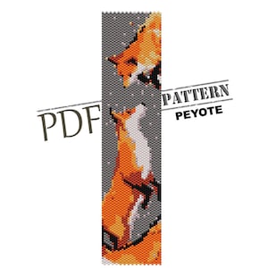 Puede incluir: Un patrón de abalorios para un brazalete de punto de peyote con dos zorros en una escena nevada. El patrón está disponible para descargar en PDF.  "PATTERN PEYOTE" está impreso en la imagen.