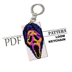 Könnte beinhalten: Ein Schlüsselanhänger mit einem pixeligen Design einer Scream-Maske in Blau, Gelb und Pink. Er hat einen silberfarbenen Metallring und -verschluss. Auf dem Anhänger steht "PATTERN LOOM KEYCHAIN" und "PDF".