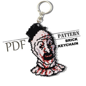 Könnte beinhalten: Ein PDF-Muster für einen Schlüsselanhänger aus Perlen, der einen gruseligen Clown mit schwarzen Haaren, weißer Gesichtsbemalung und roter, tropfender Farbe zeigt. Das Muster ist für ein DIY-Projekt.
