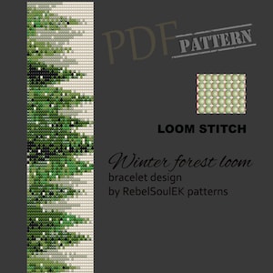 Puede incluir: Un patrón de abalorios para un brazalete con una escena de bosque de invierno con abalorios verdes, blancos y negros. El patrón se titula "Winter forest loom bracelet design by RebelSoulEK patterns".