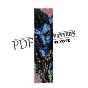 Può includere: Un motivo Peyote di perline raffigurante un volto umanoide dalla pelle blu con occhi gialli e dettagli intricati. Il design include accenti neri e dorati, con le parole "PDF PATTERN PEYOTE" stampate sull'immagine.