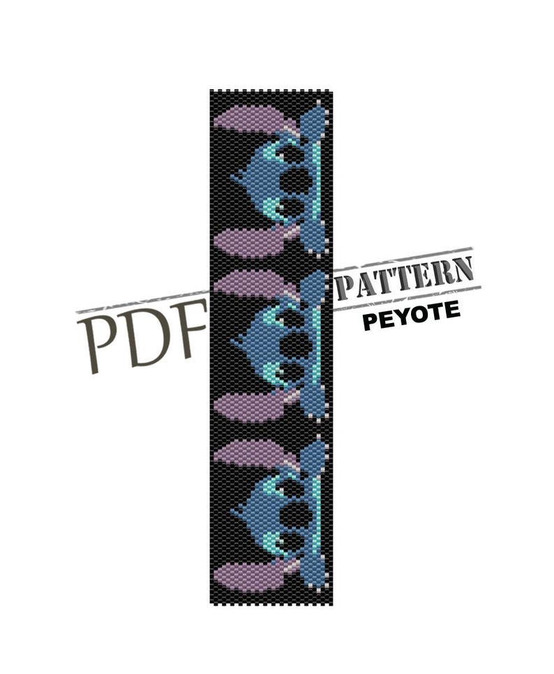 K&ouml;nnte beinhalten: Ein schwarz-wei&szlig;es PDF-Peyote-Muster mit einem sich wiederholenden Design einer blau-violetten Cartoon-Figur. Das Design ist vertikal und der Text "PATTERN" und "PEYOTE" sind sichtbar.