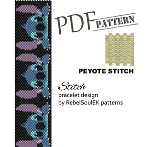 K&ouml;nnte beinhalten: Ein digitales PDF-Muster f&uuml;r ein Armbanddesign mit einer blauen Zeichentrickfigur im Peyote-Stich. Das Design befindet sich auf einem schwarzen Hintergrund mit dem Text "Stitch" und "bracelet design by RebelSoulEK patterns". Das Muster enth&auml;lt auch ein Diagramm.