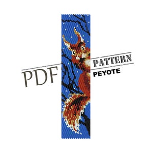 Może przedstawiać: Wzór na koraliki do bransoletki w ściegu peyote przedstawiający wiewiórkę na gałęzi na niebieskim tle. Wzór jest dostępny do pobrania w formacie PDF. PATTERN PEYOTE PDF