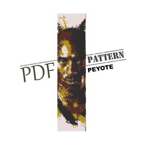 Puede incluir: Un patrón digital para tejer un brazalete de punto de peyote con un retrato de una persona con cabello castaño y un fondo marrón y dorado. El patrón está disponible para descargar en PDF. El texto "PDF PATTERN PEYOTE" es visible en la imagen.