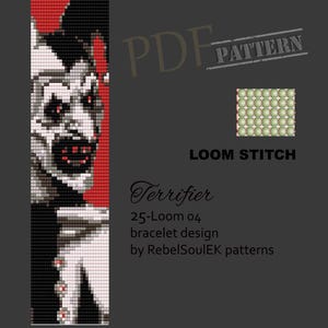 Könnte beinhalten: Ein schwarz-weißes Perlenwebmuster für ein Armband mit einem gruseligen Clown mit roten Augen und rotem Hintergrund. Das Muster trägt den Titel "Terrifier 25-Loom 04 bracelet design by RebelSoulEK patterns".