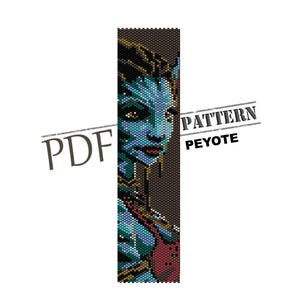 Può includere: Un segnalibro di perline raffigurante un personaggio Na'vi del film Avatar. Il design utilizza sfumature di blu, marrone e rosso per raffigurare il volto e la parte superiore del corpo del personaggio. Le parole "PDF PATTERN PEYOTE" sono stampate sull'immagine.