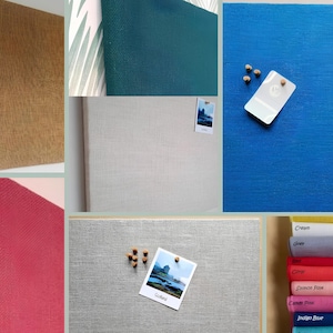 Puede incluir: Un collage de muestras de tela en varios colores y texturas. Incluye un corcho rectangular grande, una tela verde azulado, una tela gris claro con una foto de paisaje y una tela azul brillante con chinchetas y una tarjeta blanca. También, una pila de muestras de tela.