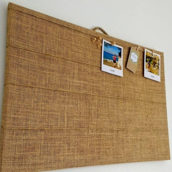 Tableau en toile de jute avec chevilles à message ou chevilles / présentoir polaroïd en toile de jute rustique / tableau d'affichage en liège en tissu / tableau à épingles