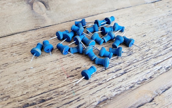 Puntine blu, puntine da disegno, puntine in legno, puntine da disegno,  puntine blu per bacheca, puntine blu per bacheche -  Italia