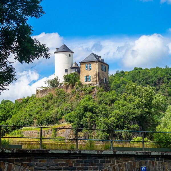 Burg Kreuzberg Fotodruck auf Leinwand 60x40cm