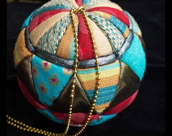 Kimekomi ball with golden chain