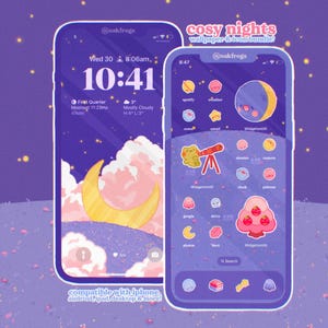 Może przedstawiać: Dwa smartfony prezentujące motyw 'cosy nights'. Ekran blokady pokazuje księżyc w kształcie półksiężyca i chmury. Ekran główny zawiera ikony aplikacji tematycznych, w tym teleskop i widżet w kształcie truskawki, w fioletowo-różowej kolorystyce.