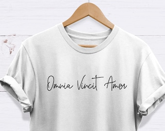 Amor Vincit Buslinie T-Shirt, Liebe erobert alle T-Shirt, hohe Qualität, die niemals Unisex-Erwachsene T-Shirt verblasst, italienisches Zitat