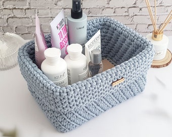 Panier rectangulaire bleu poussiéreux fait à la main : porte-cosmétiques de salle de bain et organisateur pour serviettes