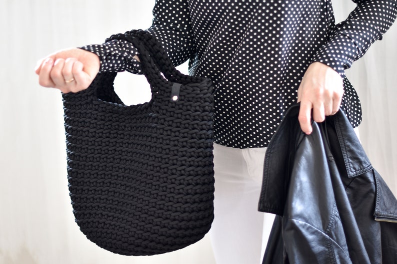 Handgemaakte handtas, gehaakte zwarte tote tas, portemonnee in Scandinavische stijl, cadeau voor vrouw afbeelding 2