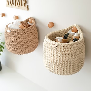 Cesto portaoggetti da appendere alla parete all'uncinetto nei colori della terra per la decorazione della cameretta dei bambini o per riporre gli oggetti in bagno