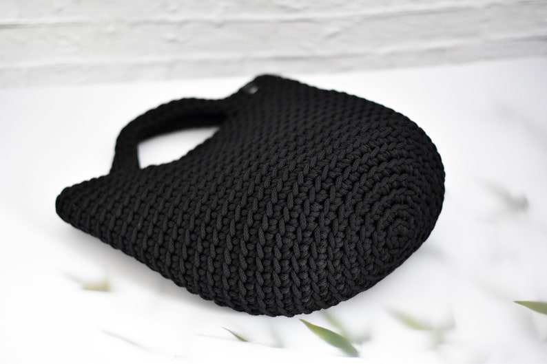 Handgemaakte handtas, gehaakte zwarte tote tas, portemonnee in Scandinavische stijl, cadeau voor vrouw afbeelding 4