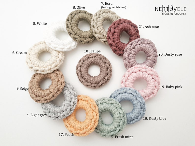 K&ouml;nnte beinhalten: Eine Sammlung von 21 geh&auml;kelten Ringen in verschiedenen Farben, darunter Wei&szlig;, Creme, Beige, Hellgrau, Oliv, Ecru, Taupe, Pfirsich, Frischminze, Staubblau, Babyrosa, Staubrosa und Aschrosa. Die Ringe sind in einem Kreis auf wei&szlig;em Hintergrund angeordnet.