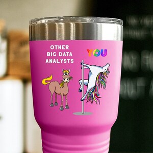 Può includere: Un bicchiere in acciaio inossidabile rosa con una grafica di unicorno e cavallo. Il testo sul bicchiere recita "Other Big Data Analysts You".