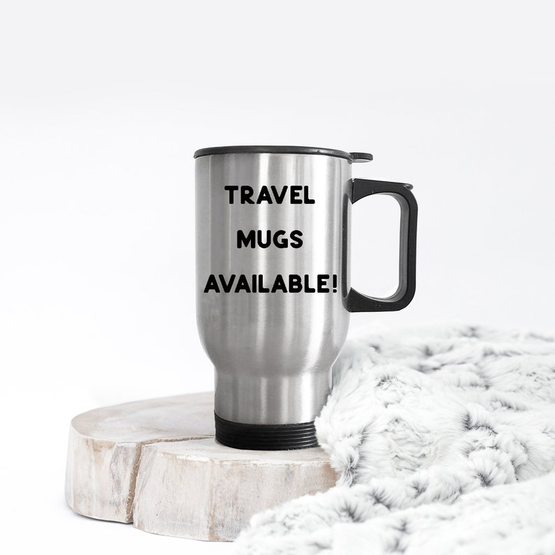 K&ouml;nnte beinhalten: Eine Reise-Thermoskanne aus Edelstahl mit schwarzem Deckel und Griff. Auf der Kanne steht der Text "TRAVEL MUGS AVAILABLE!" gedruckt.