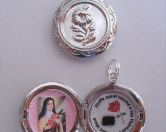 Relicario de Santa Teresita "Florecita": Plateado, Hecho a mano