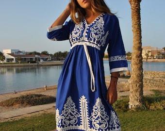 Blauer Tunika-Kaftan mit Stickerei, Boho-Stickerei-Tunika-Kleid, bestickter Tunika-Kaftan, ägyptische Baumwolle. Sommer, Party, Freizeit, Heimkleid