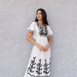 Besticktes weißes Baumwoll Kaftan Tunika Kleid im Boho Stil