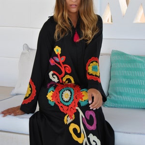 Caftan bordado com flores pretas e borlas, caftan de verão, caftans para mulheres, vestido caftan bordado, vestido caftan maxi