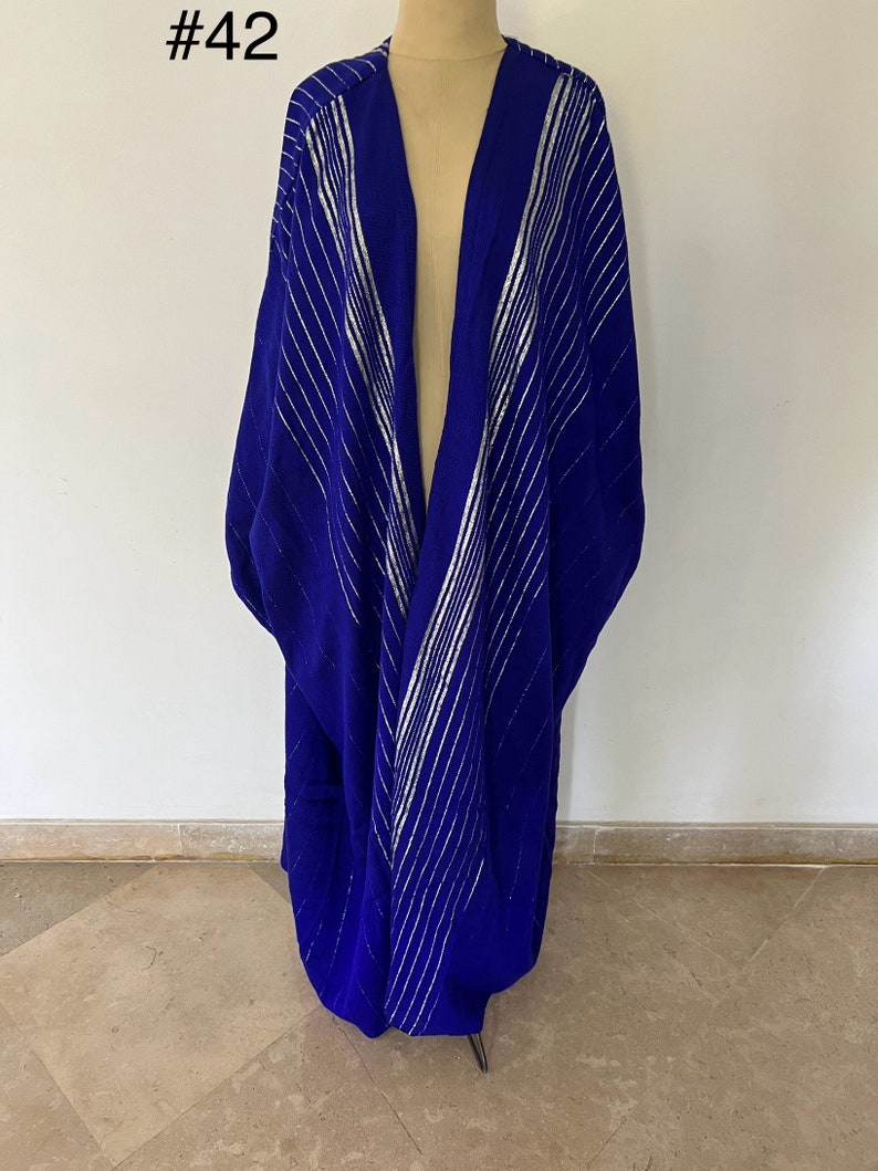 Op de afbeelding: Een koninklijk blauwe, lange, met lange mouwen, met zilveren strepen. De robe is open aan de voorkant en heeft een V-hals.