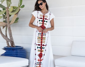 Vestido largo tipo caftán blanco bordado, de algodón estilo boho.