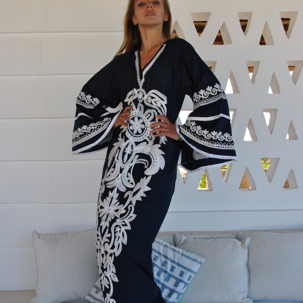 Superbe caftan brodé bleu marine, caftan à manches larges pour femme, robe caftan brodée, robe caftan longue, caftans pour femme, caftans