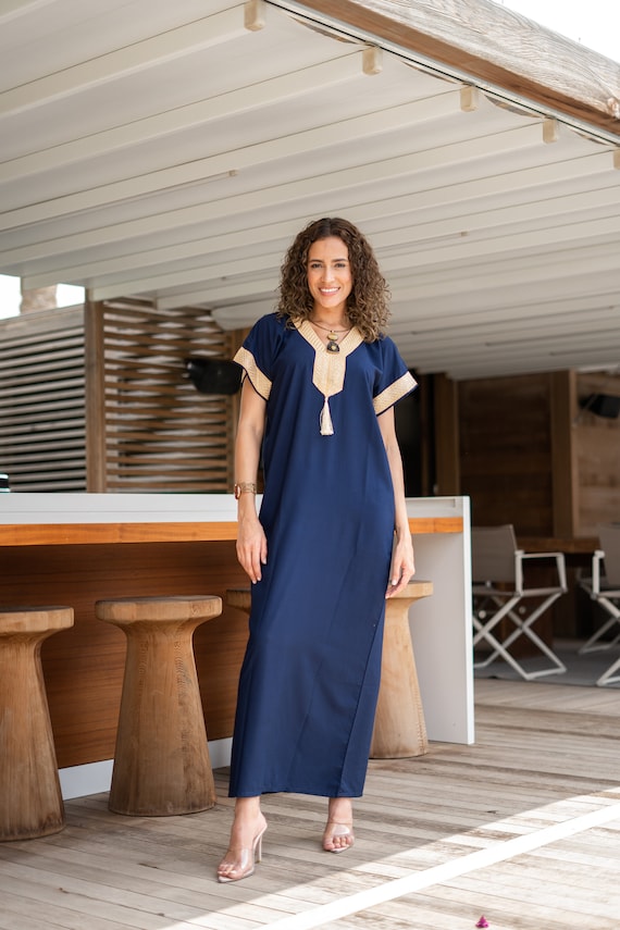 Vestido caftán largo azul marino bordado, elegante, con bolsillos