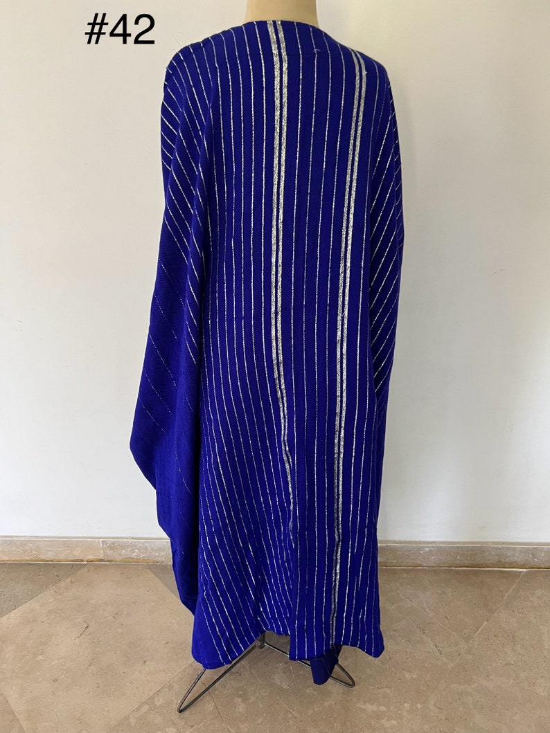 Op de afbeelding: Een lange, blauwe robe met zilveren strepen. De robe is gemaakt van een zachte, vloeiende stof en heeft een ontspannen pasvorm.