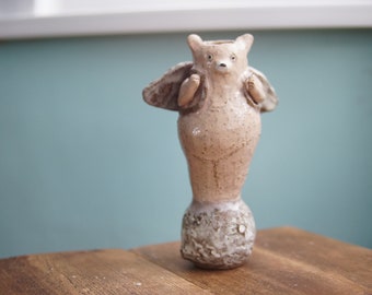 Keramik Handgemacht rosa Bär bereit zu fliegen (auf Mond) Vase, Bär Skulptur