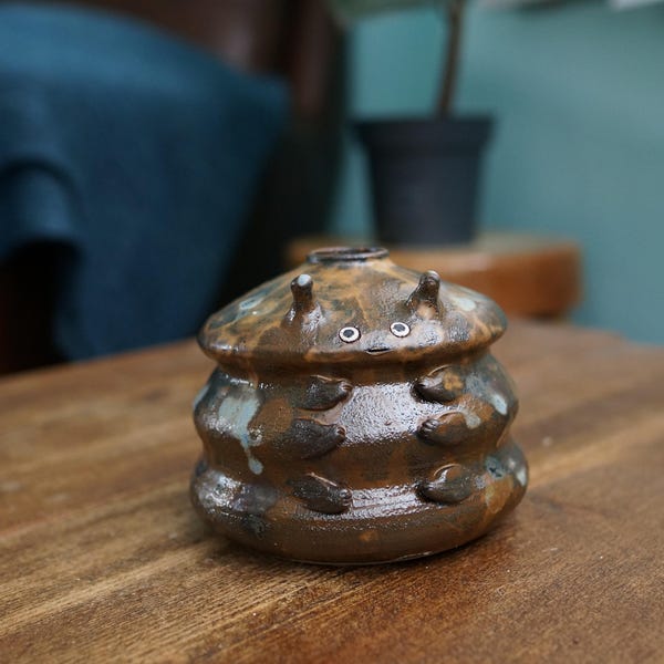 Ręcznie robiony ceramiczny biały doniczka na kwiaty gąsienica, wazon gąsienica, dekoracje biurka