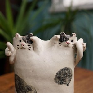 Keramische handgemaakte bloempotvaas met twee katten, dierenpot, kattensculptuur, kattenbak