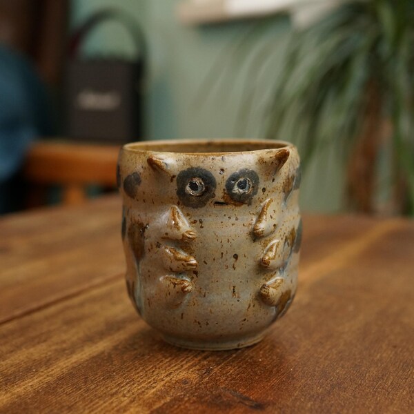 Ręcznie wykonany ceramiczny kubek do herbaty Caterpillar, kubek z kamionki
