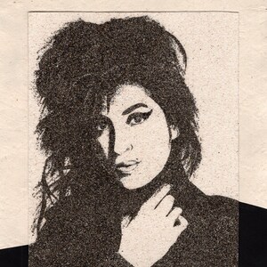 Pintura de arena natural 24x18 cm Amy Winehouse