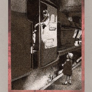 Op de afbeelding: Een zwart-witte illustratie van een trein met een persoon in de cabine en een kind dat op het perron staat. Het kind draagt een hoed en een lange jas. De trein bevindt zich in een donkere omgeving.