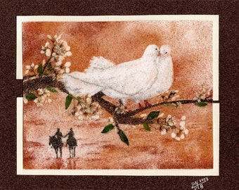 Tableau de sable naturel et fleurs séchées 18x24 cm Couple de colombes
