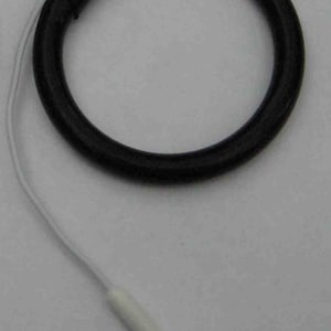 Op de afbeelding: Een zwart, cirkelvormig onderdeel met een witte draad en een witte cilindrische punt. Het onderdeel lijkt te zijn gemaakt van een massief, niet-reflecterend materiaal. De draad loopt van de zwarte ring naar de witte punt.