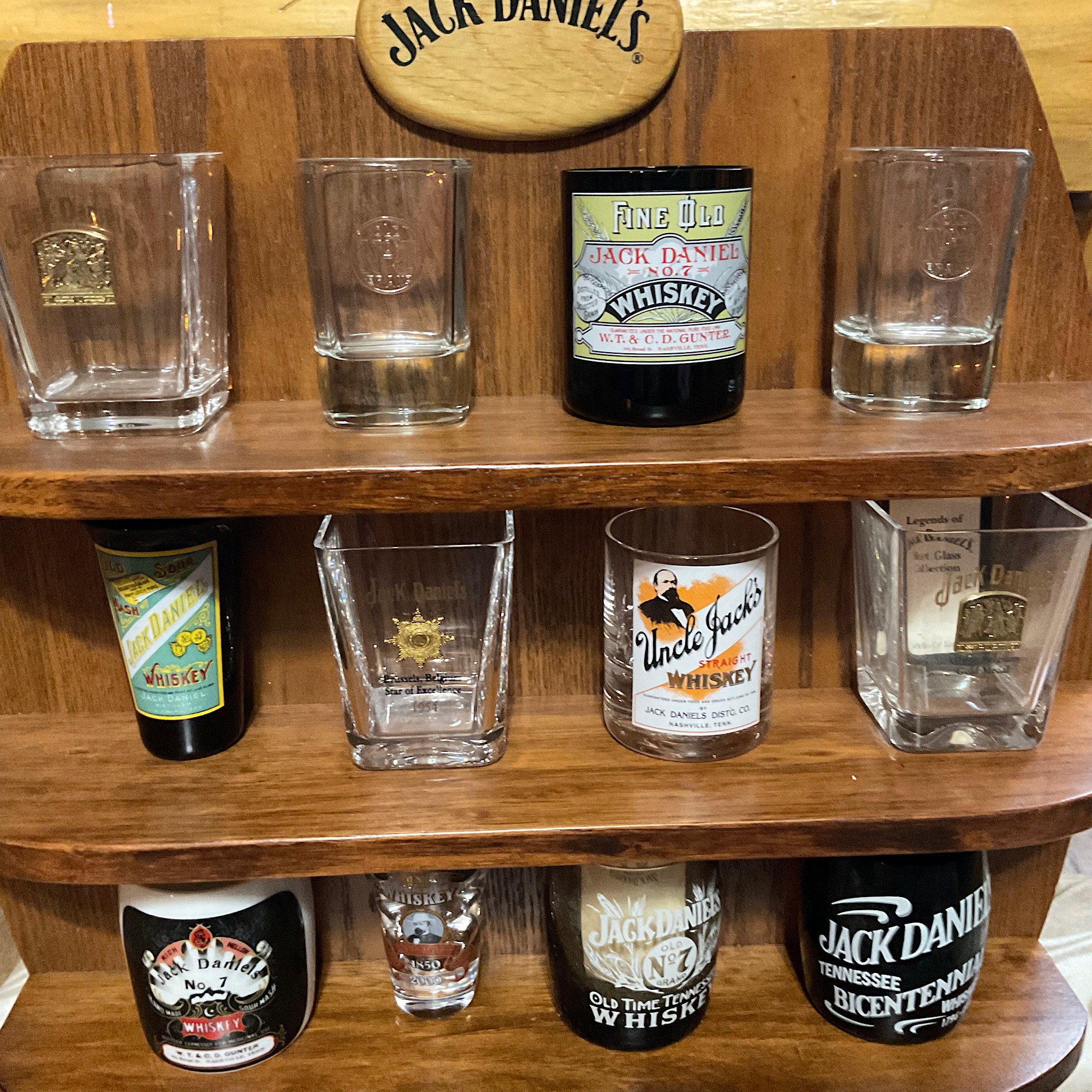 Jack Daniel's グラスセット 木製ディスプレイ棚付き Jack Daniel's グラスセット 木製ディスプレイ棚付き | ヤマダウェブコム