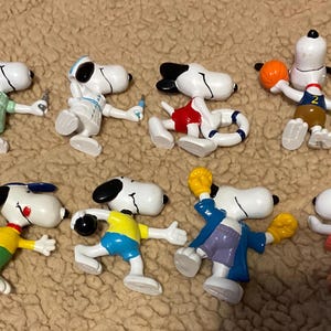 1966 United Feature Peanuts Snoopy and Belle Figures Lot of 8