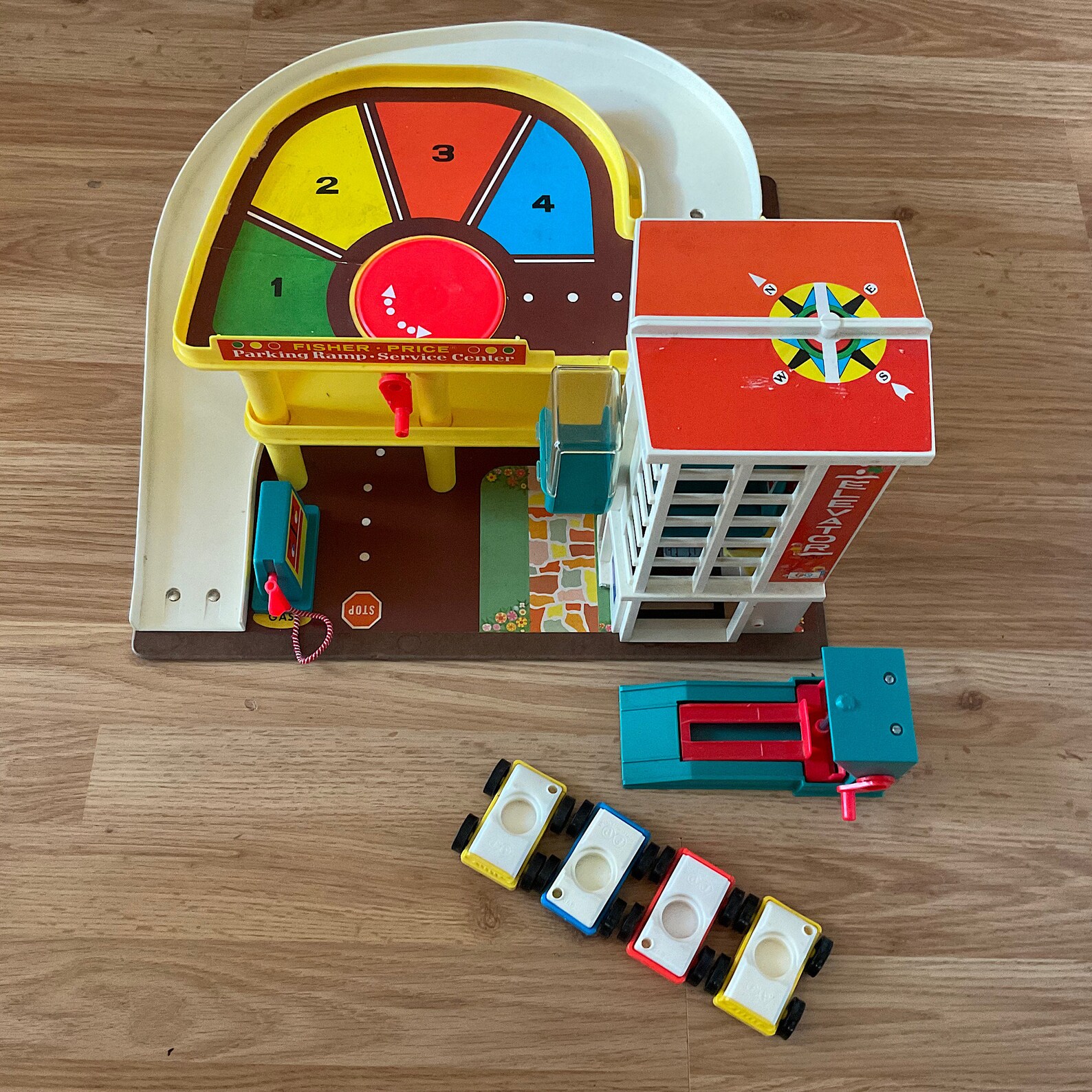 Garage Fisher-Price 930 – 1970 – Avec 17 Véhicules + Personnages + Mini Bus