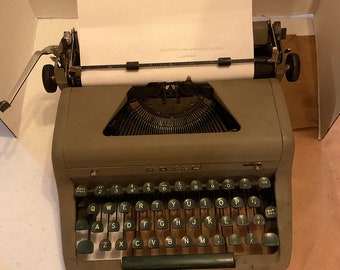 Vintage Royal Quiet de Luxe Typewriter in Case