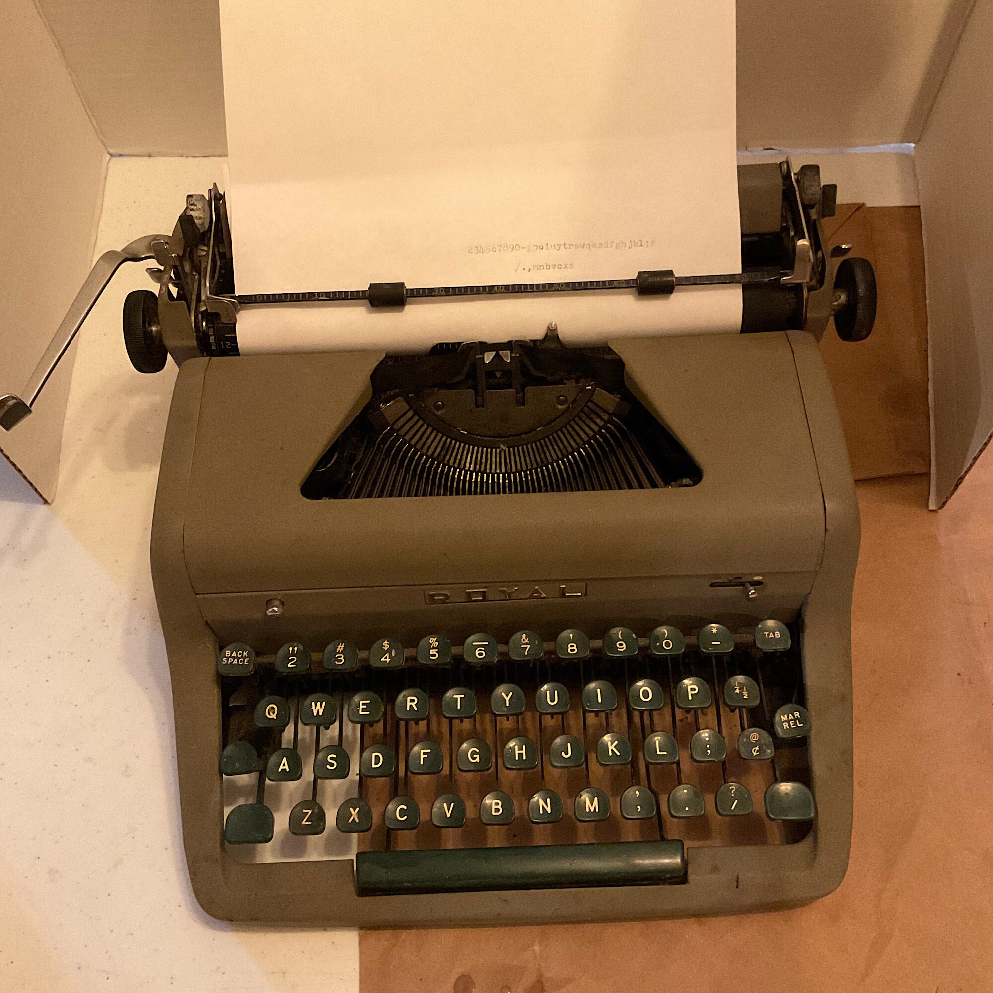 1950 Royal Quiet De Luxe Portable Typewriter Serial